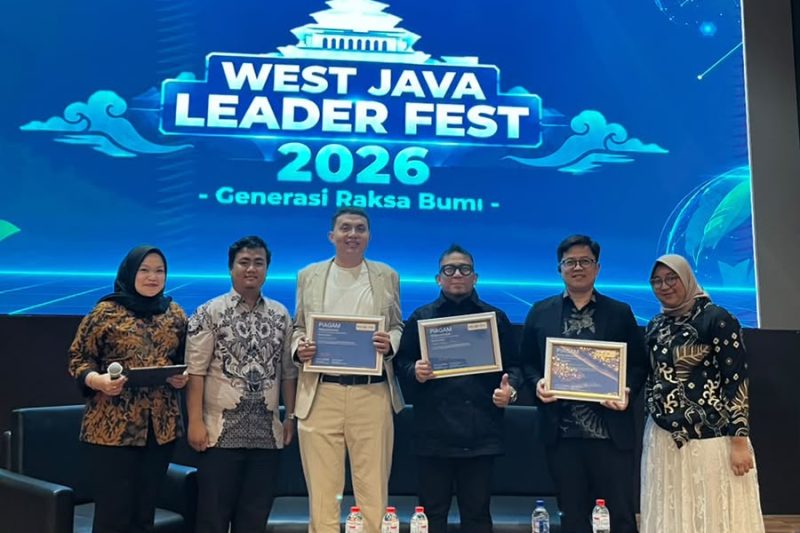 Kiri ke kanan : Moderator Melinda Putri, Board of Mentor IDNextLeader, Aulia Dipta; Koordinator PPI Dunia 2022-2023, Achyar Al Rasyid; Direktur Biomassa PLN EPI, Hokkop Situngkir; Dosen Teknik Fisika Telkom University, Indra Chandra, dan Ketua Regional IDNextLeader Jawa Barat, Mitha Nur Salsabila dalam acara West Java Leader Fest yang diselenggarakan Yayasan IDNextLeader dan Telkom University di Bandung.