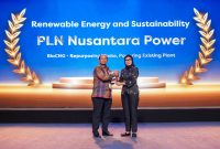 Hamidi Hamid selaku Sekretaris Perusahaan menerima tropi penghargaan Power & Energy Awards 2026 kategori Renewable Energy and Sustainability  pada Selasa (22/9) malam di ICE BSD, Tangerang.