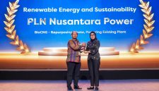 Hamidi Hamid selaku Sekretaris Perusahaan menerima tropi penghargaan Power & Energy Awards 2026 kategori Renewable Energy and Sustainability pada Selasa (22/9) malam di ICE BSD, Tangerang.