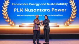 Hamidi Hamid selaku Sekretaris Perusahaan menerima tropi penghargaan Power & Energy Awards 2026 kategori Renewable Energy and Sustainability  pada Selasa (22/9) malam di ICE BSD, Tangerang.