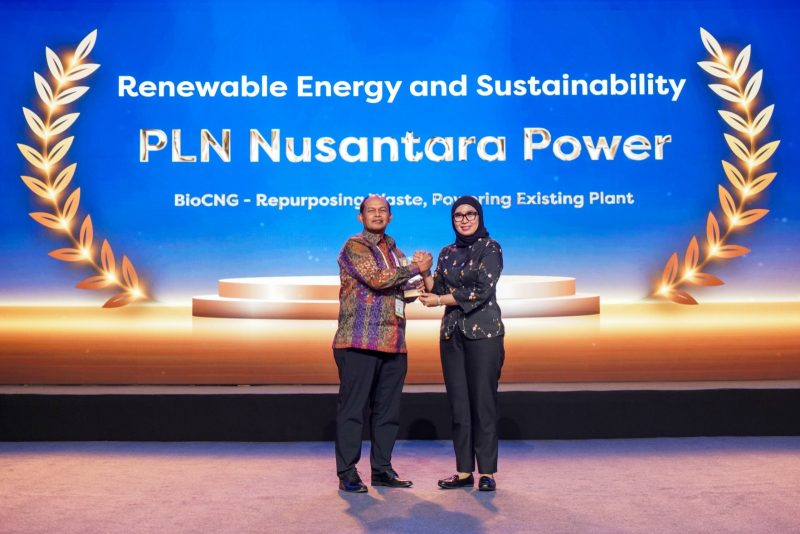 Hamidi Hamid selaku Sekretaris Perusahaan menerima tropi penghargaan Power & Energy Awards 2026 kategori Renewable Energy and Sustainability  pada Selasa (22/9) malam di ICE BSD, Tangerang.