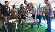 Wakil Menteri Pendidikan Tinggi, Sains, dan Teknologi (Wamendiktisaintek), Stella Christie (ketiga dari kiri) dan Direktur Utama PLN, Darmawan Prasodjo (ketiga dari kanan), saat mengunjungi booth PLN Icon Plus dalam gelaran Electricity Connect 2026 di ICE BSD City, Tangerang, Selasa (22/9). Dalam kesempatan tersebut, Darmawan menjelaskan pemanfaatan teknologi robotik sebagai bagian dari inovasi digital yang dikembangkan untuk mendukung transformasi di sektor energi.