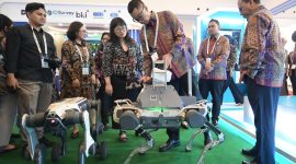 Wakil Menteri Pendidikan Tinggi, Sains, dan Teknologi (Wamendiktisaintek), Stella Christie (ketiga dari kiri) dan Direktur Utama PLN, Darmawan Prasodjo (ketiga dari kanan), saat mengunjungi booth PLN Icon Plus dalam gelaran Electricity Connect 2026 di ICE BSD City, Tangerang, Selasa (22/9). Dalam kesempatan tersebut, Darmawan menjelaskan pemanfaatan teknologi robotik sebagai bagian dari inovasi digital yang dikembangkan untuk mendukung transformasi di sektor energi.