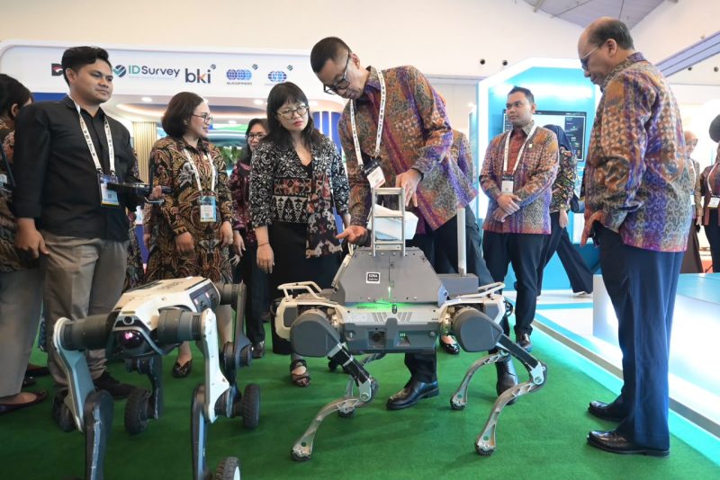 Wakil Menteri Pendidikan Tinggi, Sains, dan Teknologi (Wamendiktisaintek), Stella Christie (ketiga dari kiri) dan Direktur Utama PLN, Darmawan Prasodjo (ketiga dari kanan), saat mengunjungi booth PLN Icon Plus dalam gelaran Electricity Connect 2026 di ICE BSD City, Tangerang, Selasa (22/9). Dalam kesempatan tersebut, Darmawan menjelaskan pemanfaatan teknologi robotik sebagai bagian dari inovasi digital yang dikembangkan untuk mendukung transformasi di sektor energi.