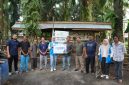 Simbolisasi penyerahan bantuan diberikan kepada Bapak Pengki, Ketua Kelompok Peternak Sapi Maju Bersamo