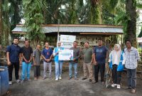 Simbolisasi penyerahan bantuan diberikan kepada Bapak Pengki, Ketua Kelompok Peternak Sapi Maju Bersamo