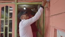 Seremoni penyalaan listrik di salah satu rumah warga penerima manfaat program listrik Desa Patialo, Kabupaten Mandailing Natal, Sumatera Utara oleh Bupati Mandailing Natal, Saipullah Nasution.