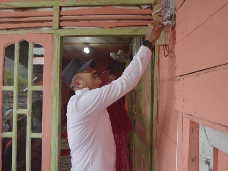 Seremoni penyalaan listrik di salah satu rumah warga penerima manfaat program listrik Desa Patialo, Kabupaten Mandailing Natal, Sumatera Utara oleh Bupati Mandailing Natal, Saipullah Nasution.