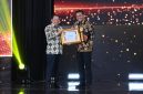 Menteri Dalam Negeri Republik Indonesia, Tito Karnavian (kiri), saat menyerahkan Badan Pusat Statistik (BPS) Awards 2026 kategori Perusahaan/Asosiasi bertajuk 
