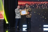 Menteri Dalam Negeri Republik Indonesia, Tito Karnavian (kiri), saat menyerahkan Badan Pusat Statistik (BPS) Awards 2026 kategori Perusahaan/Asosiasi bertajuk 