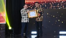 Menteri Dalam Negeri Republik Indonesia, Tito Karnavian (kiri), saat menyerahkan Badan Pusat Statistik (BPS) Awards 2026 kategori Perusahaan/Asosiasi bertajuk 