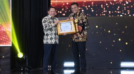Menteri Dalam Negeri Republik Indonesia, Tito Karnavian (kiri), saat menyerahkan Badan Pusat Statistik (BPS) Awards 2026 kategori Perusahaan/Asosiasi bertajuk 
