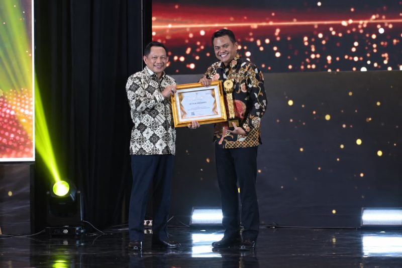 Menteri Dalam Negeri Republik Indonesia, Tito Karnavian (kiri), saat menyerahkan Badan Pusat Statistik (BPS) Awards 2026 kategori Perusahaan/Asosiasi bertajuk 