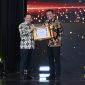 Menteri Dalam Negeri Republik Indonesia, Tito Karnavian (kiri), saat menyerahkan Badan Pusat Statistik (BPS) Awards 2026 kategori Perusahaan/Asosiasi bertajuk 