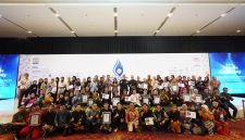 Para pemenang dan personel PLN berfoto bersama setelah berhasil meraih total 20 penghargaan sekaligus menduduki 2nd Runner Up pada ajang The Best Contact Center Indonesia yang digelar di Jakarta, (24/9). Dalam edisi kali ini, Contact Center PLN 123 sukses menyabet 6 medali platinum, 5 gold, 5 silver, dan 4 bronze, yang diperoleh melalui tiga kategori kompetisi yaitu Program Korporat, Individu, dan Teamwork.