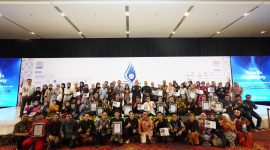 Para pemenang dan personel PLN berfoto bersama setelah berhasil meraih total 20 penghargaan sekaligus menduduki 2nd Runner Up pada ajang The Best Contact Center Indonesia yang digelar di Jakarta, (24/9). Dalam edisi kali ini, Contact Center PLN 123 sukses menyabet 6 medali platinum, 5 gold, 5 silver, dan 4 bronze, yang diperoleh melalui tiga kategori kompetisi yaitu Program Korporat, Individu, dan Teamwork.