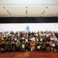 Para pemenang dan personel PLN berfoto bersama setelah berhasil meraih total 20 penghargaan sekaligus menduduki 2nd Runner Up pada ajang The Best Contact Center Indonesia yang digelar di Jakarta, (24/9). Dalam edisi kali ini, Contact Center PLN 123 sukses menyabet 6 medali platinum, 5 gold, 5 silver, dan 4 bronze, yang diperoleh melalui tiga kategori kompetisi yaitu Program Korporat, Individu, dan Teamwork.
