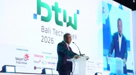 Direktur Utama Telkom Nanang Hendarno menyampaikan paparan bertajuk “Indonesia’s Next Network: Connecting Indonesia and Global, Building the Indo-Pacific Hub” dalam ajang Bali Tech Week (BTW) 2026 di Denpasar, Senin (19/10). Nanang menegaskan komitmen TelkomGroup untuk memperkuat kedaulatan digital nasional melalui pengembangan infrastruktur digital, ekosistem kecerdasan buatan (AI), serta keamanan dan ketahanan digital guna mendukung transformasi digital Indonesia dan mendorong Indonesia menjadi Indo-Pacific Digital Hub.