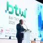 Direktur Utama Telkom Nanang Hendarno menyampaikan paparan bertajuk “Indonesia’s Next Network: Connecting Indonesia and Global, Building the Indo-Pacific Hub” dalam ajang Bali Tech Week (BTW) 2026 di Denpasar, Senin (19/10). Nanang menegaskan komitmen TelkomGroup untuk memperkuat kedaulatan digital nasional melalui pengembangan infrastruktur digital, ekosistem kecerdasan buatan (AI), serta keamanan dan ketahanan digital guna mendukung transformasi digital Indonesia dan mendorong Indonesia menjadi Indo-Pacific Digital Hub.