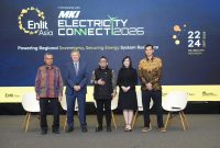 Kiri ke Kanan : Hadir sebagai moderator Board of Experts Indonesian Electrical Power Society (MKI), Ali Herman; Managing Director Quezon Power Philippines Ltd. Co ., Frank Thiel; Direktur Biomassa PT PLN Energi Primer Indonesia, Hokkop Situngkir; Head Project Management Section Electricity Generating Authority of Thailand , Krittika Vathanavisuth; dan Head of Business Development & Relation PT Indo Raya Tenaga , Daryawan sebagai panelis dalam diskusi panel bertajuk “ Fuel Switching and Co-firing: The Way Forward for Emissions Reduction in Thermal.” pada Electricity Connect 2026.