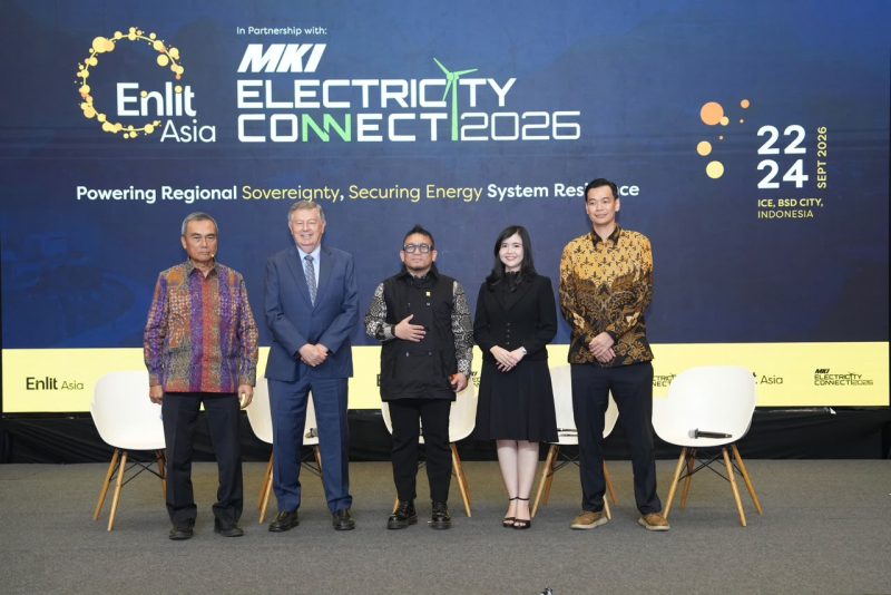 Kiri ke Kanan : Hadir sebagai moderator Board of Experts Indonesian Electrical Power Society (MKI), Ali Herman; Managing Director Quezon Power Philippines Ltd. Co ., Frank Thiel; Direktur Biomassa PT PLN Energi Primer Indonesia, Hokkop Situngkir; Head Project Management Section Electricity Generating Authority of Thailand , Krittika Vathanavisuth; dan Head of Business Development & Relation PT Indo Raya Tenaga , Daryawan sebagai panelis dalam diskusi panel bertajuk “ Fuel Switching and Co-firing: The Way Forward for Emissions Reduction in Thermal.” pada Electricity Connect 2026.