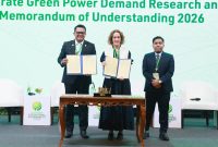 Direktur Retail dan Niaga PLN, M. Fahrur Rozy (kiri) bersama CEO The Climate Group, Helen Clarkson (tengah), dan Executive Chairperson Indonesia Energy Transition Implementation Joint Office (Rumah PATEN), Edo Mahendra (kanan) berfoto bersama setelah melakukan penandatanganan Memorandum of Understanding (MoU) Kerja Sama Riset dan Anailisis Permintaan Listrik Hijau di Indonesia antara PLN dan The Climate Group dalam acara Indonesia International Sustainability Forum 2026 di Jakarta (6/10). Langkah kolaboratif ini dilakukan guna mendukung investasi nasional di tengah meningkatnya kebutuhan dunia usaha terhadap energi berkelanjutan yang andal dan transparan.
