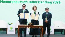Direktur Retail dan Niaga PLN, M. Fahrur Rozy (kiri) bersama CEO The Climate Group, Helen Clarkson (tengah), dan Executive Chairperson Indonesia Energy Transition Implementation Joint Office (Rumah PATEN), Edo Mahendra (kanan) berfoto bersama setelah melakukan penandatanganan Memorandum of Understanding (MoU) Kerja Sama Riset dan Anailisis Permintaan Listrik Hijau di Indonesia antara PLN dan The Climate Group dalam acara Indonesia International Sustainability Forum 2026 di Jakarta (6/10). Langkah kolaboratif ini dilakukan guna mendukung investasi nasional di tengah meningkatnya kebutuhan dunia usaha terhadap energi berkelanjutan yang andal dan transparan.