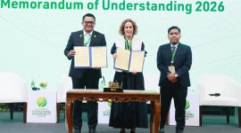 Direktur Retail dan Niaga PLN, M. Fahrur Rozy (kiri) bersama CEO The Climate Group, Helen Clarkson (tengah), dan Executive Chairperson Indonesia Energy Transition Implementation Joint Office (Rumah PATEN), Edo Mahendra (kanan) berfoto bersama setelah melakukan penandatanganan Memorandum of Understanding (MoU) Kerja Sama Riset dan Anailisis Permintaan Listrik Hijau di Indonesia antara PLN dan The Climate Group dalam acara Indonesia International Sustainability Forum 2026 di Jakarta (6/10). Langkah kolaboratif ini dilakukan guna mendukung investasi nasional di tengah meningkatnya kebutuhan dunia usaha terhadap energi berkelanjutan yang andal dan transparan.