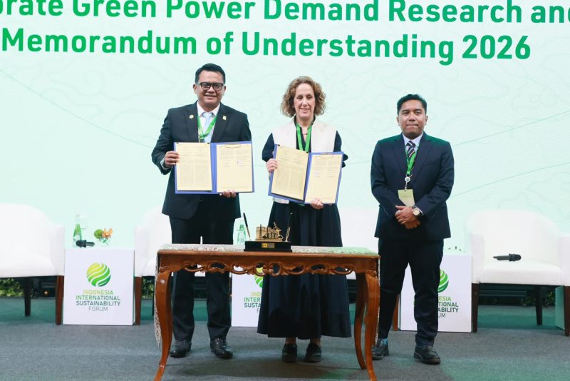 Direktur Retail dan Niaga PLN, M. Fahrur Rozy (kiri) bersama CEO The Climate Group, Helen Clarkson (tengah), dan Executive Chairperson Indonesia Energy Transition Implementation Joint Office (Rumah PATEN), Edo Mahendra (kanan) berfoto bersama setelah melakukan penandatanganan Memorandum of Understanding (MoU) Kerja Sama Riset dan Anailisis Permintaan Listrik Hijau di Indonesia antara PLN dan The Climate Group dalam acara Indonesia International Sustainability Forum 2026 di Jakarta (6/10). Langkah kolaboratif ini dilakukan guna mendukung investasi nasional di tengah meningkatnya kebutuhan dunia usaha terhadap energi berkelanjutan yang andal dan transparan.