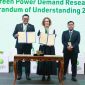 Direktur Retail dan Niaga PLN, M. Fahrur Rozy (kiri) bersama CEO The Climate Group, Helen Clarkson (tengah), dan Executive Chairperson Indonesia Energy Transition Implementation Joint Office (Rumah PATEN), Edo Mahendra (kanan) berfoto bersama setelah melakukan penandatanganan Memorandum of Understanding (MoU) Kerja Sama Riset dan Anailisis Permintaan Listrik Hijau di Indonesia antara PLN dan The Climate Group dalam acara Indonesia International Sustainability Forum 2026 di Jakarta (6/10). Langkah kolaboratif ini dilakukan guna mendukung investasi nasional di tengah meningkatnya kebutuhan dunia usaha terhadap energi berkelanjutan yang andal dan transparan.