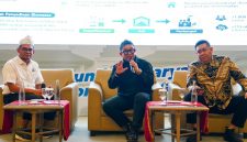 Kiri ke kanan: Moderator Dr. Arif Rahman, S.Si., M.T. dan pembicara Direktur Biomassa PLN EPI Hokkop Situngkir & Owner PT Artha Mas Graha Andalan & Ketua Umum ISSC (Indonesia Society of Steel Construction) Budi Hartawinata dalam Rapat Kerja Daerah (Rakerda) DPD Himpunan Pengusaha Pribumi Indonesia (HIPPI) Jawa Barat di Bekasi.