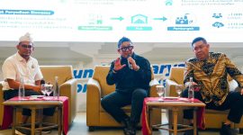 Kiri ke kanan: Moderator Dr. Arif Rahman, S.Si., M.T. dan pembicara Direktur Biomassa PLN EPI Hokkop Situngkir & Owner PT Artha Mas Graha Andalan & Ketua Umum ISSC (Indonesia Society of Steel Construction) Budi Hartawinata dalam Rapat Kerja Daerah (Rakerda) DPD Himpunan Pengusaha Pribumi Indonesia (HIPPI) Jawa Barat di Bekasi.