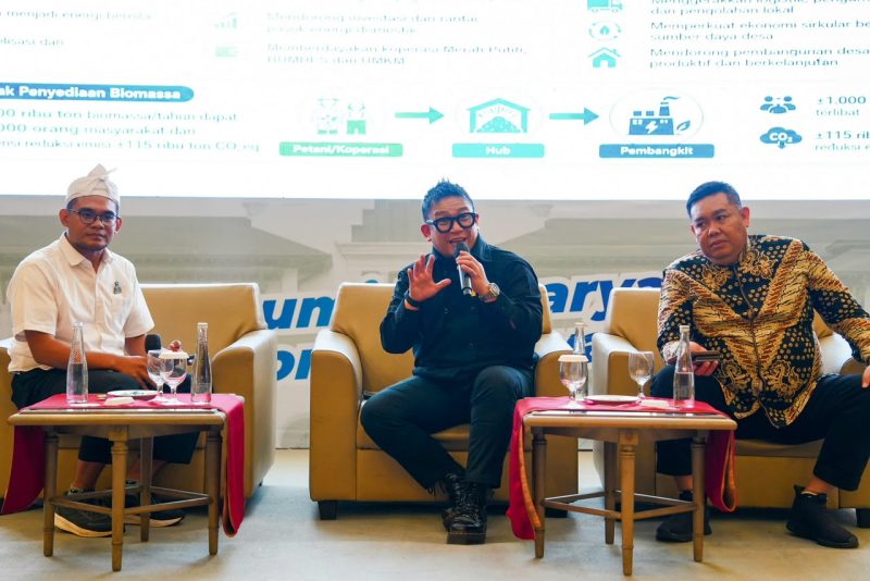 Kiri ke kanan: Moderator Dr. Arif Rahman, S.Si., M.T. dan pembicara Direktur Biomassa PLN EPI Hokkop Situngkir & Owner PT Artha Mas Graha Andalan & Ketua Umum ISSC (Indonesia Society of Steel Construction) Budi Hartawinata dalam Rapat Kerja Daerah (Rakerda) DPD Himpunan Pengusaha Pribumi Indonesia (HIPPI) Jawa Barat di Bekasi.