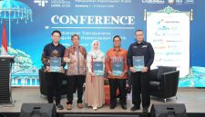 Kiri ke Kanan : Direktur Kerjasama, Komunikasi, dan Pemasaran IPB Alfian Helmi,  CEO PR Indonesia Asmono Wikan, Moderator Acara Dosen Ilmu Komunikasi UNS Likha Sari Anggreni, Sekretaris Perusahaan PT PLN Energi Primer Indonedia Mamit Setiawan dan Kepala Pusat Data Informasi dan Komunikasi Publik, Kementrian Imigrasi dan Pemasyrakatan Mochamad Akbar Hadi Prabowo dalam sesi Conference The 8th Anugerah HUMAS INDONESIA (AHI) 2026 di Monumen Pers Nasional, Surakarta pada Rabu (7/10).