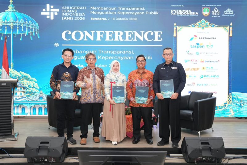 Kiri ke Kanan : Direktur Kerjasama, Komunikasi, dan Pemasaran IPB Alfian Helmi,  CEO PR Indonesia Asmono Wikan, Moderator Acara Dosen Ilmu Komunikasi UNS Likha Sari Anggreni, Sekretaris Perusahaan PT PLN Energi Primer Indonedia Mamit Setiawan dan Kepala Pusat Data Informasi dan Komunikasi Publik, Kementrian Imigrasi dan Pemasyrakatan Mochamad Akbar Hadi Prabowo dalam sesi Conference The 8th Anugerah HUMAS INDONESIA (AHI) 2026 di Monumen Pers Nasional, Surakarta pada Rabu (7/10).