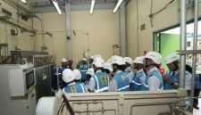 Para peserta Business Immersion P3MD berkesempatan mengunjungi green hydrogen plant PLN Nusantara Power UP Muara Karang pada Rabu (7/10). Mereka mempelajari transisi energi PLN salah satunya dengan melihat secara langsung proses produksi hidrogen hijau, potensi pemanfaatan, serta integrasi dengan energi terbarukan.