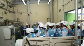 Para peserta Business Immersion P3MD berkesempatan mengunjungi green hydrogen plant PLN Nusantara Power UP Muara Karang pada Rabu (7/10). Mereka mempelajari transisi energi PLN salah satunya dengan melihat secara langsung  proses produksi hidrogen hijau, potensi pemanfaatan, serta integrasi dengan energi terbarukan.