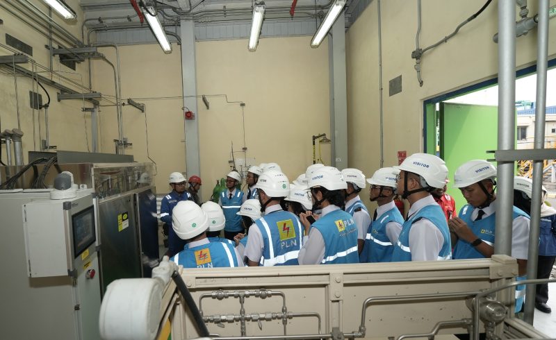 Para peserta Business Immersion P3MD berkesempatan mengunjungi green hydrogen plant PLN Nusantara Power UP Muara Karang pada Rabu (7/10). Mereka mempelajari transisi energi PLN salah satunya dengan melihat secara langsung  proses produksi hidrogen hijau, potensi pemanfaatan, serta integrasi dengan energi terbarukan.