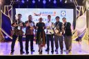 Direktur Jenderal EBTKE ESDM Prof. Dr. Eng. Eniya Listiani Dewi (ketiga dari kiri); Manager Product Development PLN Nusantara Power Dwi Wahyu Pujiarto (kedua dari kiri); dan Manager Operasi UP Muara Karang PLN NP M.G.S. Feriadi (ketiga dari kanan) memegang piala dari ASEAN Energy Awards 2026. PLN Nusantara Power group mendapatkan 3 penghargaan yang diserahkan pada Rabu (7/10) di Museo del Galeon, Manila, Filipina.