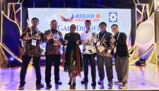 Direktur Jenderal EBTKE ESDM Prof. Dr. Eng. Eniya Listiani Dewi (ketiga dari kiri); Manager Product Development PLN Nusantara Power Dwi Wahyu Pujiarto (kedua dari kiri); dan Manager Operasi UP Muara Karang PLN NP M.G.S. Feriadi (ketiga dari kanan) memegang piala dari ASEAN Energy Awards 2026. PLN Nusantara Power group mendapatkan 3 penghargaan yang diserahkan pada Rabu (7/10) di Museo del Galeon, Manila, Filipina.