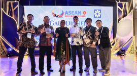 Direktur Jenderal EBTKE ESDM Prof. Dr. Eng. Eniya Listiani Dewi (ketiga dari kiri); Manager Product Development PLN Nusantara Power Dwi Wahyu Pujiarto (kedua dari kiri); dan Manager Operasi UP Muara Karang PLN NP M.G.S. Feriadi (ketiga dari kanan) memegang piala dari ASEAN Energy Awards 2026. PLN Nusantara Power group mendapatkan 3 penghargaan yang diserahkan pada Rabu (7/10) di Museo del Galeon, Manila, Filipina.