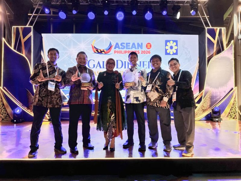 Direktur Jenderal EBTKE ESDM Prof. Dr. Eng. Eniya Listiani Dewi (ketiga dari kiri); Manager Product Development PLN Nusantara Power Dwi Wahyu Pujiarto (kedua dari kiri); dan Manager Operasi UP Muara Karang PLN NP M.G.S. Feriadi (ketiga dari kanan) memegang piala dari ASEAN Energy Awards 2026. PLN Nusantara Power group mendapatkan 3 penghargaan yang diserahkan pada Rabu (7/10) di Museo del Galeon, Manila, Filipina.