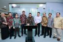 Direktur Utama PT PLN (Persero), Darmawan Prasodjo, meresmikan Studio PRIMA PowerBIM PLN Enjiniring melalui penandatanganan prasasti, didampingi jajaran manajemen PLN Group. Peresmian ini menjadi tonggak penguatan transformasi digital engineering PLN Enjiniring dalam mendukung pembangunan infrastruktur ketenagalistrikan yang modern, efisien, dan terintegrasi.