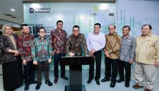 Direktur Utama PT PLN (Persero), Darmawan Prasodjo, meresmikan Studio PRIMA PowerBIM PLN Enjiniring melalui penandatanganan prasasti, didampingi jajaran manajemen PLN Group. Peresmian ini menjadi tonggak penguatan transformasi digital engineering PLN Enjiniring dalam mendukung pembangunan infrastruktur ketenagalistrikan yang modern, efisien, dan terintegrasi.
