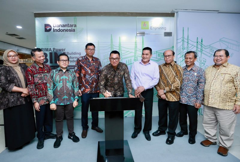 Direktur Utama PT PLN (Persero), Darmawan Prasodjo, meresmikan Studio PRIMA PowerBIM PLN Enjiniring melalui penandatanganan prasasti, didampingi jajaran manajemen PLN Group. Peresmian ini menjadi tonggak penguatan transformasi digital engineering PLN Enjiniring dalam mendukung pembangunan infrastruktur ketenagalistrikan yang modern, efisien, dan terintegrasi.