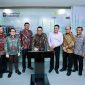 Direktur Utama PT PLN (Persero), Darmawan Prasodjo, meresmikan Studio PRIMA PowerBIM PLN Enjiniring melalui penandatanganan prasasti, didampingi jajaran manajemen PLN Group. Peresmian ini menjadi tonggak penguatan transformasi digital engineering PLN Enjiniring dalam mendukung pembangunan infrastruktur ketenagalistrikan yang modern, efisien, dan terintegrasi.