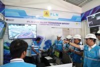 Direktur Manajemen Pembangkitan PLN, Rizal Calvary Marimbo (kedua dari kanan), didampingi jajaran manajemen PLN meninjau langsung Posko Utama Siaga Kelistrikan MotoGP 2026 di kawasan sirkuit Mandalika, Lombok Tengah, Nusa Tenggara Barat, Sabtu (10/10). Peninjauan ini merupakan bagian dari upaya PLN dalam menjaga keandalan pasokan listrik selama rangkaian ajang balap motor MotoGP Mandalika berlangsung.