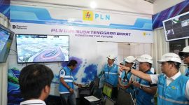 Direktur Manajemen Pembangkitan PLN, Rizal Calvary Marimbo (kedua dari kanan), didampingi jajaran manajemen PLN meninjau langsung Posko Utama Siaga Kelistrikan MotoGP 2026 di kawasan sirkuit Mandalika, Lombok Tengah, Nusa Tenggara Barat, Sabtu (10/10). Peninjauan ini merupakan bagian dari upaya PLN dalam menjaga keandalan pasokan listrik selama rangkaian ajang balap motor MotoGP Mandalika berlangsung.