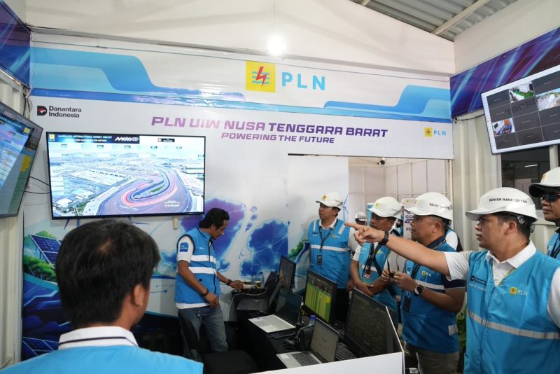 Direktur Manajemen Pembangkitan PLN, Rizal Calvary Marimbo (kedua dari kanan), didampingi jajaran manajemen PLN meninjau langsung Posko Utama Siaga Kelistrikan MotoGP 2026 di kawasan sirkuit Mandalika, Lombok Tengah, Nusa Tenggara Barat, Sabtu (10/10). Peninjauan ini merupakan bagian dari upaya PLN dalam menjaga keandalan pasokan listrik selama rangkaian ajang balap motor MotoGP Mandalika berlangsung.