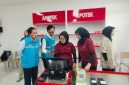 Ilustrasi pegawai PLN memastikan layanan pembayaran tagihan dan pembelian token listrik berjalan lancar di Koperasi Desa/Kelurahan Merah Putih (KDKMP).